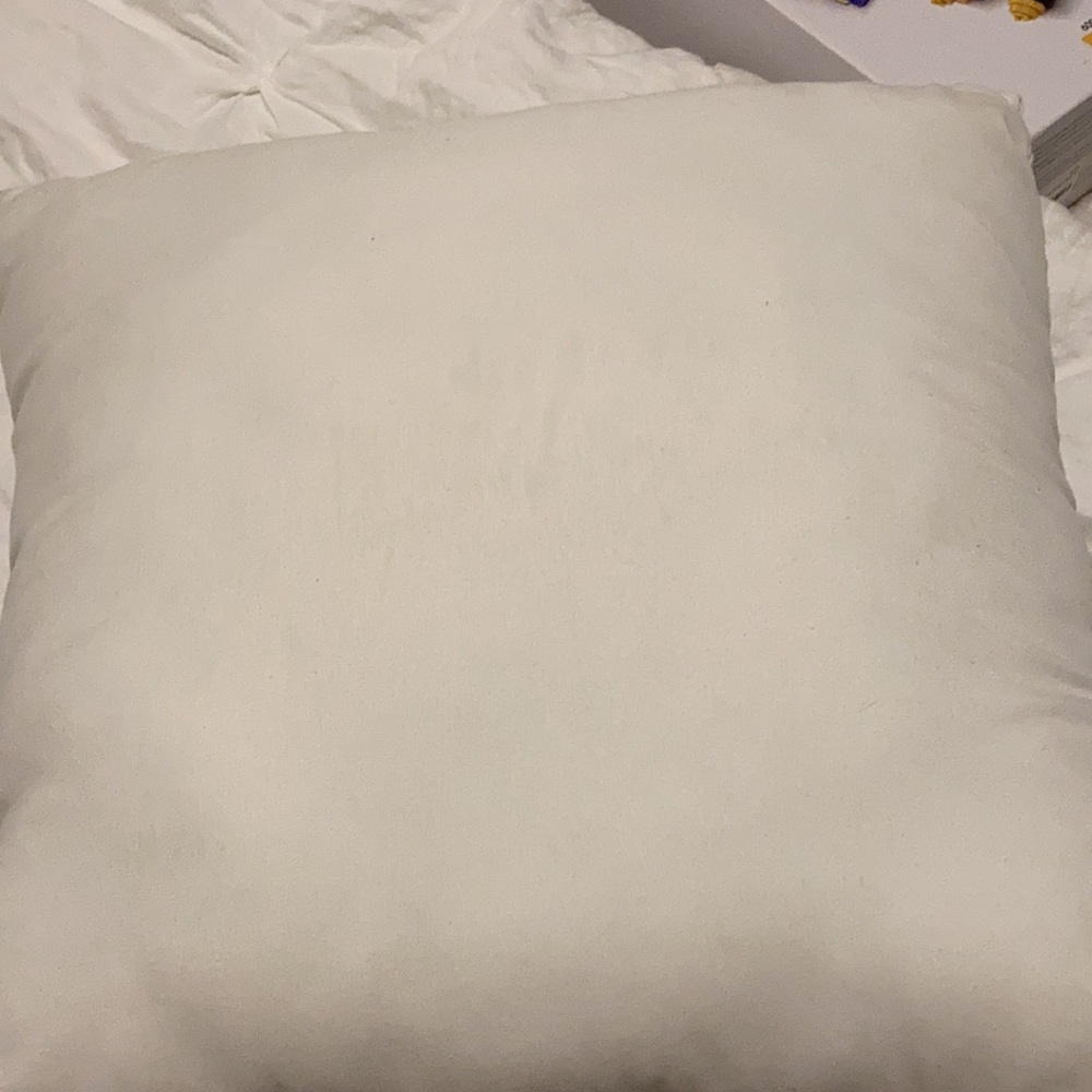 2 pillows - Picture 2 of 8